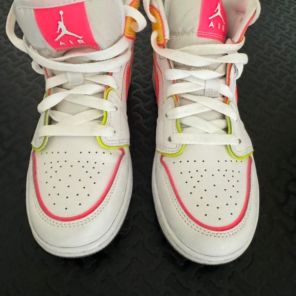 Neon Nike's⭐️🌷 - Picture 3 of 3